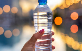 Hər g&uuml;n plastik butulkadan su i&ccedil;ənlər ildə 90 min əlavə mikroplastik hissəciyi udurlar