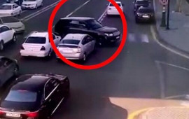 "Lənd Rover" zəncirvari qəzaya səbəb oldu 