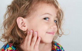 Uşağın sa&ccedil;ını sığallayıb qulağındakı qızıl sırğaları OĞURLADI 