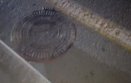 Bakıda bu yolda s&uuml;r&uuml;c&uuml;lər kanalizasiya quyusuna d&uuml;ş&uuml;rlər 