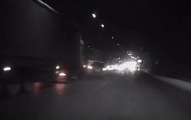 Bakıda ağır QƏZA  Y&uuml;k maşını minik avtomobilinə &ccedil;ırpıldı 