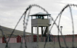 Ana həbsdəki oğlu &uuml;&ccedil;&uuml;n telefon ke&ccedil;irmək istədi...