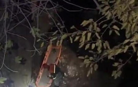 61 yaşlı kişi k&ouml;rp&uuml;dən ke&ccedil;ərkən &ccedil;ay dərəsinə yıxıldı  VİDEO