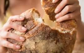 Çörək bişirərkən su əvəzinə bundan istifadə edin: 10 gün təzə və yumşaq qalacaq