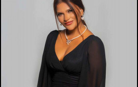 Əməkdar artist dərin yarıqlı libası ilə DİQQƏT &Ccedil;ƏKDİ 