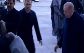 Ərdoğanla g&ouml;r&uuml;şən prezident b&uuml;drəyərək yıxıldı 