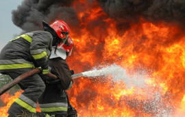 &Uuml;&ccedil; rayonda g&uuml;cl&uuml; yanğın başladı 