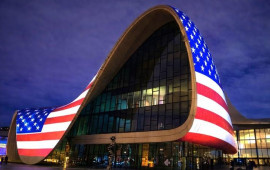 Heydər Əliyev Mərkəzi ABŞ bayrağı ilə işıqlandırıldı