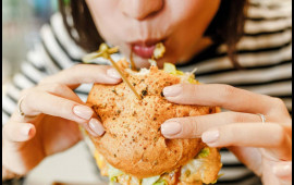 &Ccedil;ox yeyənlər niyə gec doyur?  Səbəb a&ccedil;ıqlandı