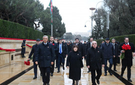 D&ouml;vlət və h&ouml;kumət rəsmiləri Şəhidlər xiyabanını ziyarət ediblər 