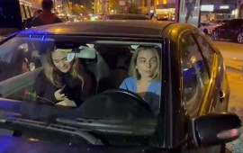 Aktrisa g&uuml;l satan uşağı maşınla vurub hadisə yerindən belə qa&ccedil;dı 