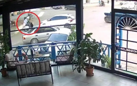 Motosikletlə şou göstərdi  avtomobilə çırpıldı