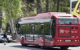 “BakuBus” avtobusu qəzaya düşdü  meyvələr yola dağıldı 