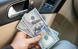 &ldquo;Ayıq s&uuml;r&uuml;c&uuml;&rdquo; kimi gələn şəxs &ldquo;Range Rover&rdquo;dən 11 min oğurladı