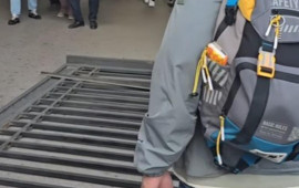 Güclü külək məktəbin darvazasını aşırdı