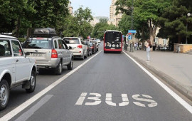 Zolağından &ccedil;ıxan avtobus s&uuml;r&uuml;c&uuml;ləri əslində 40 manat cərimələnməlidir  QAYDA