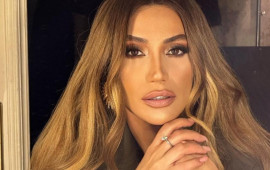 R&ouml;ya qardaşına bahalı maşın aldı