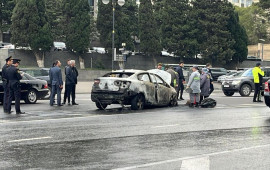 Milli Məclisin qarşısında avtomobil yandı