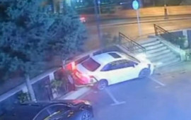 Qəzaya uğrayan maşın restoranın həyətinə d&uuml;şd&uuml; 