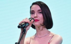 Məşhur müğənni konsertində mühafizəçini "ALÇALTDI"  VİDEO