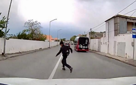 Məktəbli sürücünü çətin vəziyyətə saldı 