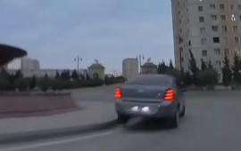 Sumqayıt Bulvarında təhl&uuml;kəli dairə: s&uuml;r&uuml;c&uuml;lər tələyə d&uuml;ş&uuml;r