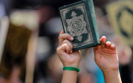 Canlı yayım a&ccedil;ıb "Quran"ı yandırdı, saxlanıldı 