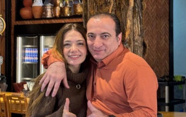 Xalq artistinin qızı yanında