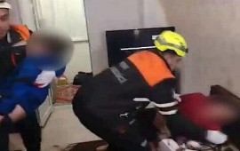 Ayağı velosipedin pedalına sıxılı qalan 3 yaşlı uşaq belə xilas edildi 