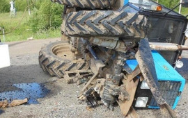 Traktorla minik avtomobili toqquşdu  Xəsarət alanlar var