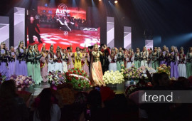 Heydər Əliyev Sarayında Təranə Muradovanın m&ouml;htəşəm yubileyi &ndash; alqışlar altında rəqs bayramı və &ccedil;i&ccedil;ək dəryası 