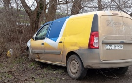 &ldquo;Azərpo&ccedil;t&rdquo;un maşını ağaca &ccedil;ırpıldı  Xəsarət alan var 