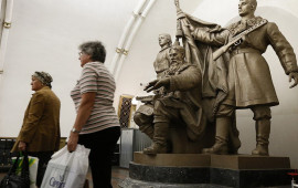 Uşağı relslərin üzərinə itələdi  Metroda dəhşət 