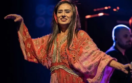 Məşhur m&uuml;ğənni səhnədə "parik"ini &ccedil;ıxarıb yallı getdi 