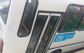 Şəkidə mikroavtobus ağaca çırpıldı  Sürücü xəsarət aldı