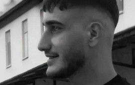İş adamı müştərini küçədə