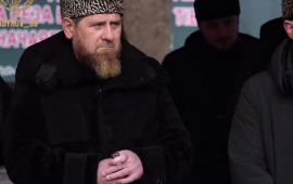 Kadırovun yeni g&ouml;r&uuml;nt&uuml;s&uuml; suallar doğurdu  İctimai tədbirdə əsa ilə gəldi