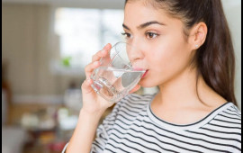 Yemək yeyərkən su i&ccedil;məyin