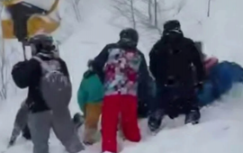 G&uuml;rc&uuml;standa turistlər qar u&ccedil;qunu altında qaldı 