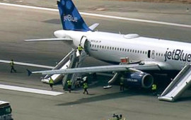 ABŞdə təyyarə təcili eniş etdi 