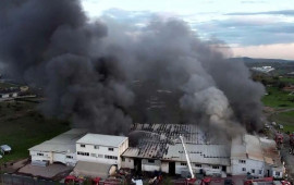 T&uuml;rkiyədə fabrikdə g&uuml;cl&uuml; yanğın 