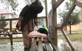 Bacısı evinin a&ccedil;arını əlindən alıb, 3 aydır evə qoymur  Zirzəmidə yaşayır...  VİDEO