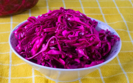 Bazarlarda satılan bu qidaya İran boyaları vurulurmuş  iştahla yeyirik 