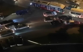 Bakıda taksi s&uuml;r&uuml;c&uuml;s&uuml; təhl&uuml;kə sa&ccedil;dı: Ətrafdakı maşınları əzdi 