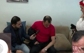 İlk dəfə oğlunun fotosunu g&ouml;rd&uuml;, g&ouml;z yaşları t&ouml;kd&uuml;, halı PİSLƏŞDİ: "Corabını iyləyib yatıram&rdquo; 