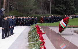 "AzerGold"un kollektivi &Uuml;mummilli Lider Heydər Əliyevin məzarını ziyarət edib 