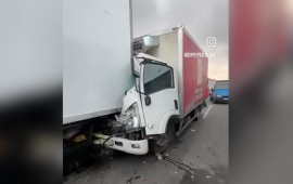 Bakıda iki y&uuml;k maşını toqquşdu 