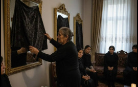 &Ouml;l&uuml; &ccedil;ıxan evdə niyə g&uuml;zg&uuml;lərin &uuml;st&uuml;n&uuml; &ouml;rt&uuml;rlər?