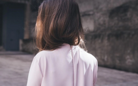 Bakıda yeniyetmə qız anasını d&ouml;yd&uuml;y&uuml; &uuml;&ccedil;&uuml;n atasını bı&ccedil;aqladı