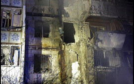 Bayram g&uuml;n&uuml; yaşayış binaları atəşə tutuldu, yaralananlar var 